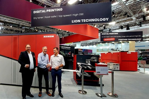 (L–R): Xeikon's Ser van de Graaf with Abbey Labels' Tom Allum and Xeikon's Hans Gerinckx